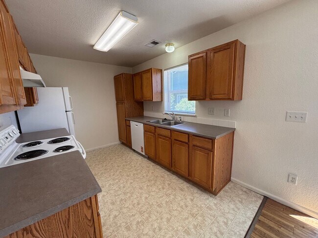 Foto del edificio - Rent Reduced! 3 Bedrooms, 2.5 Baths & a Layout Designed for Living