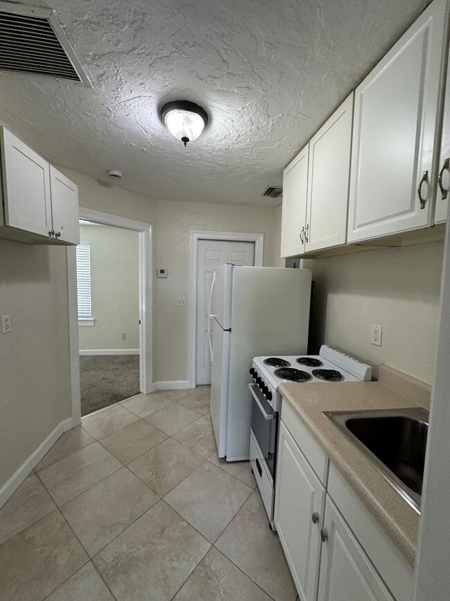 Building Photo - 227 Foresteria Dr
