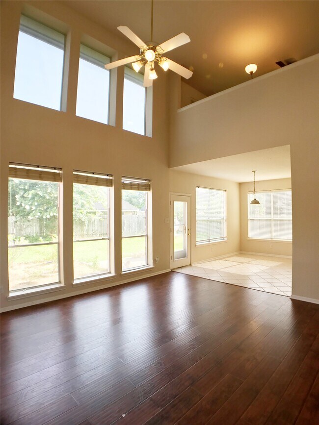 Building Photo - 6323 Sunset Cove Ln