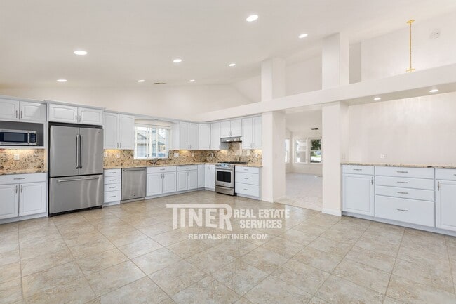 Building Photo - 2240 Moraga Dr