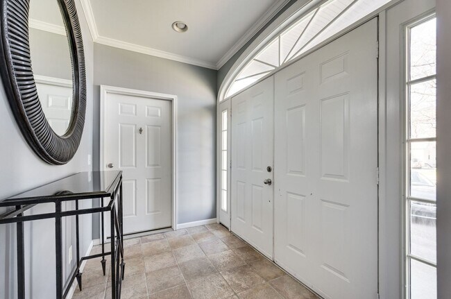 Building Photo - Awesome 2BE/2.5BA duplex Incredible location near Vanderbilt University!