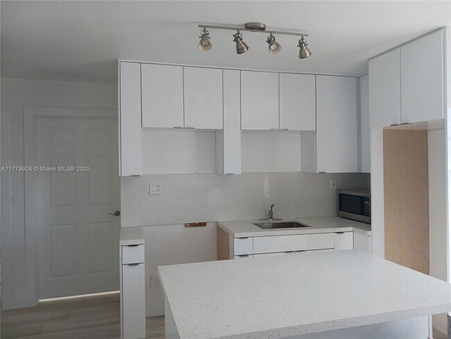 Foto del edificio - 5796 SW 5th St