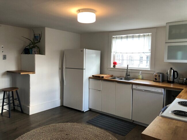 Building Photo - 33 Elm St