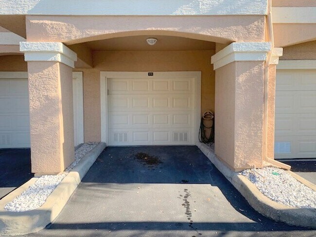 Foto del edificio - Renovated 2BR/2BA Condo With a Garage in I...