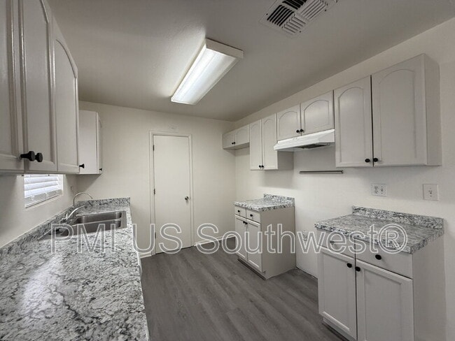 Foto del edificio - 664 Honeysuckle Rd