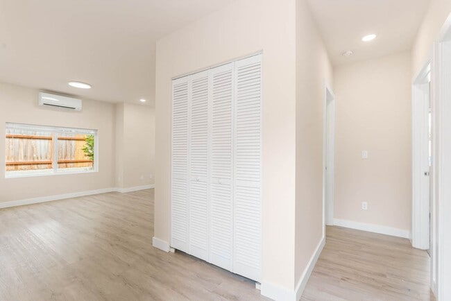 Building Photo - Live in the Heart of North Seattle – 2-Bedroom Home!