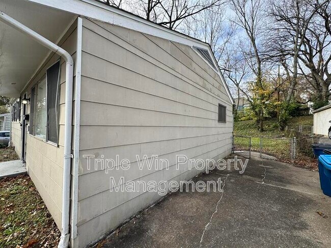 Foto del edificio - 227 Meadowcrest Dr