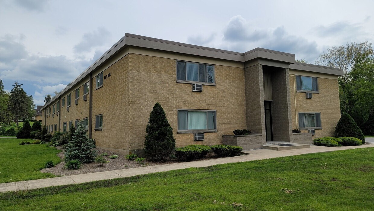 10 Oak Ave Unit 109, Westmont, IL 60559 Condo for Rent in Westmont