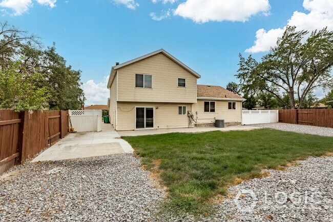 Building Photo - Gorgeous Home in Sandy!