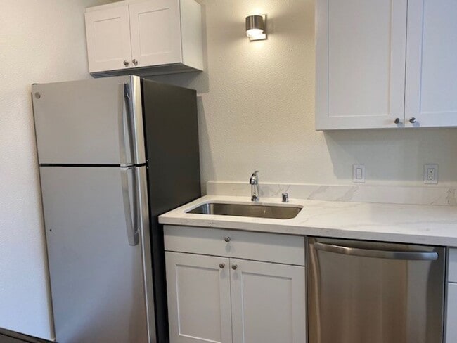 Building Photo - Updated 2bed/1bath Apartment in Redmond!