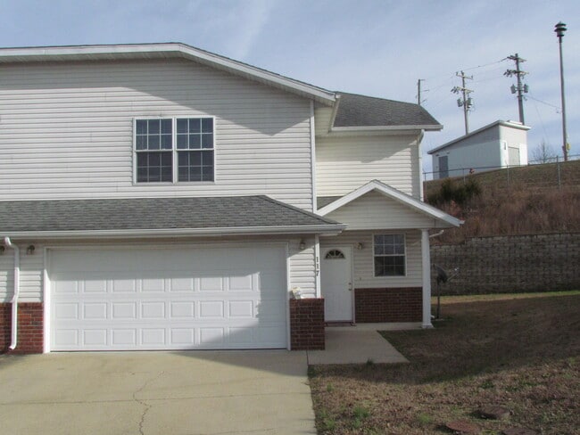 Building Photo - AVAILABLE SEPTEMBER 01,2025!!