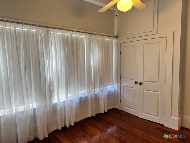 Building Photo - 713 Burleson St