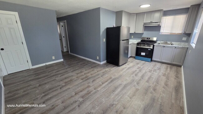 Foto del edificio - 3 Bedroom 1 Bath Multiplex Unit #2 – Columbia Heights
