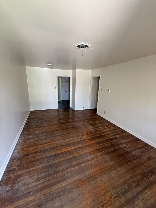 Foto del edificio - 109 W Vardeman Ave