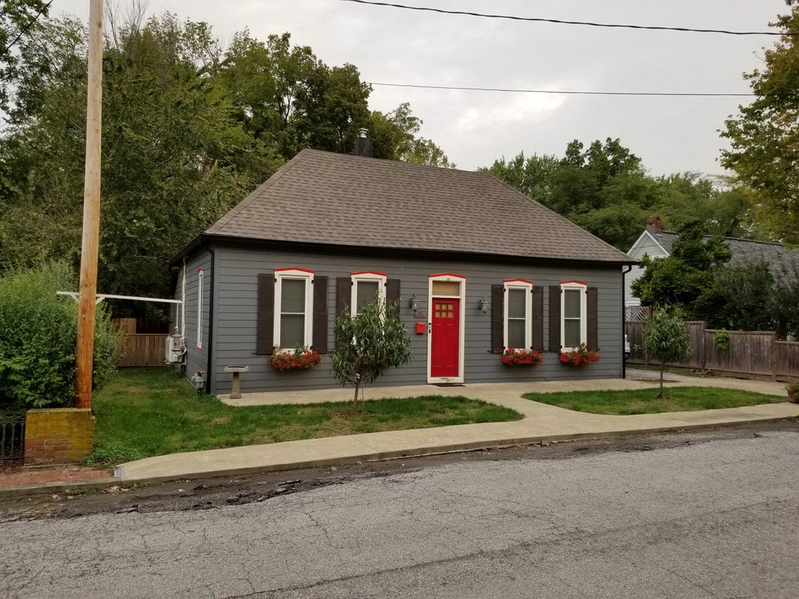 Primary Photo - 609 Blackhawk St