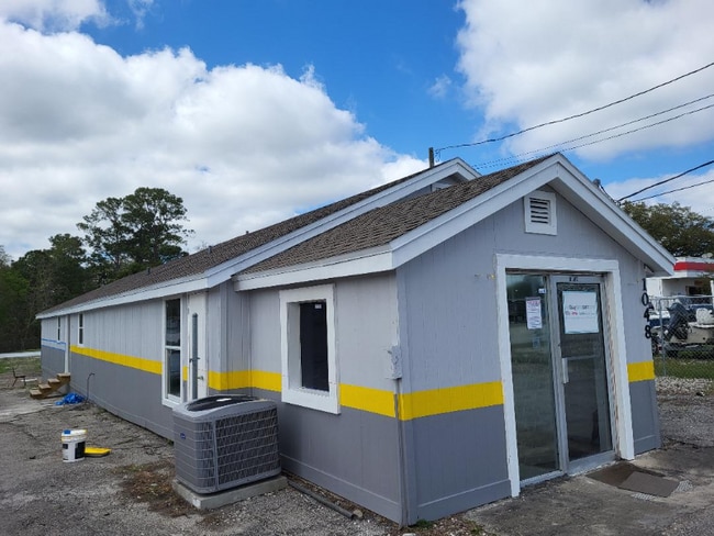 Building Photo - 1048 N US Hwy 17 92