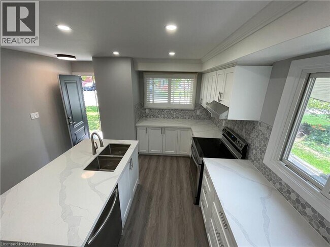 Building Photo - 37 Goldfinch Rd