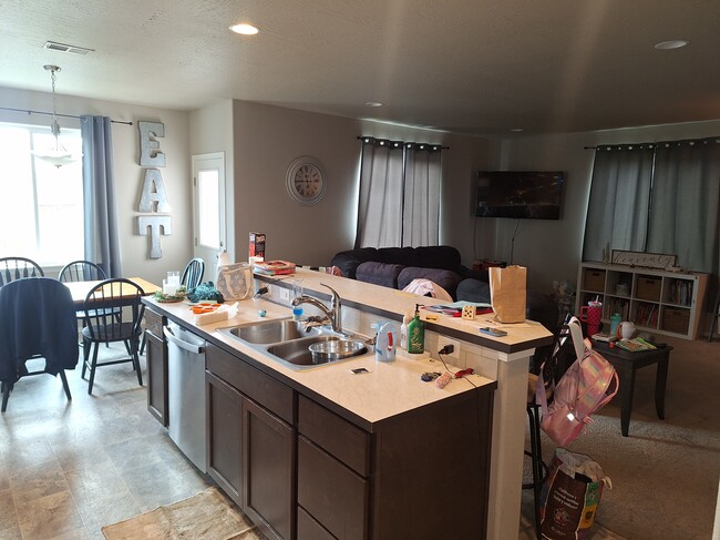 Cocina - 4140 Furlong Ave SE