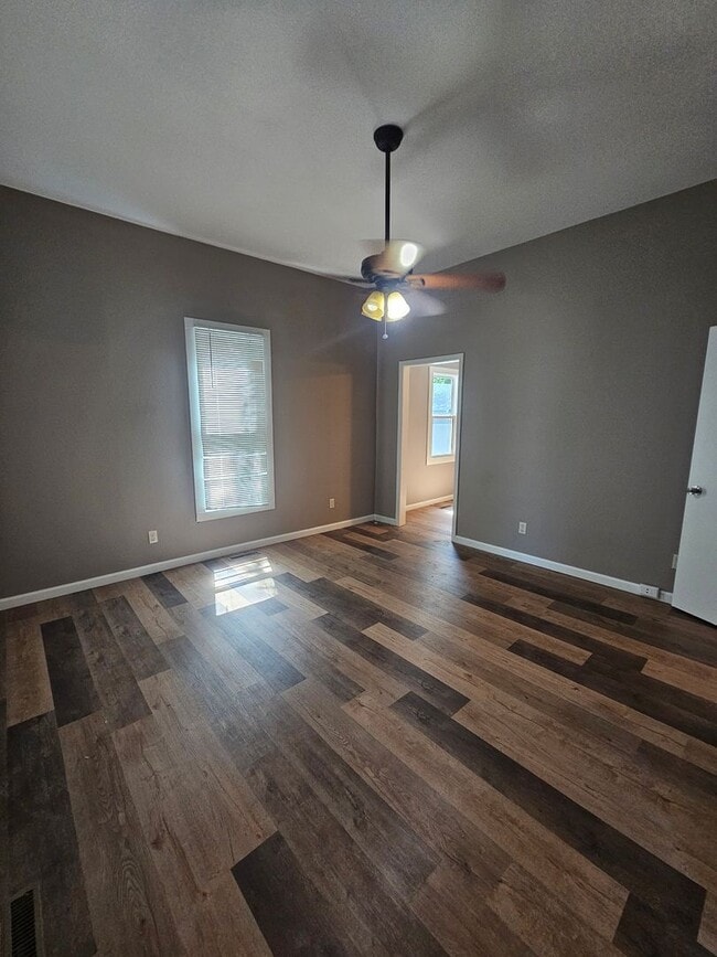 Building Photo - 2 bedroom | 1 bathroom | 1 car detached shop or garage | Large lot | Pets welcome!