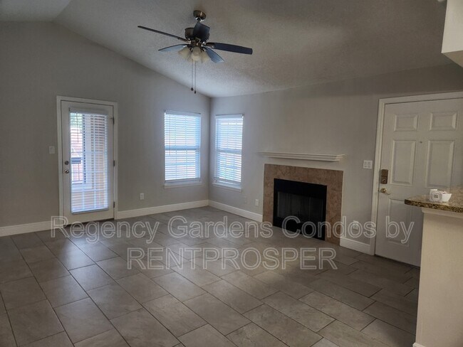 Foto del edificio - 5600 Devonbriar Way