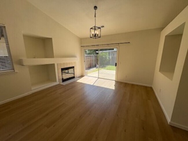 Building Photo - Stunning 3-bedroom, 2-bathroom home locate...