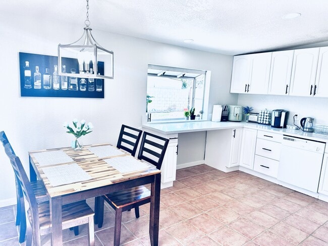 Building Photo - 915 N Holly St