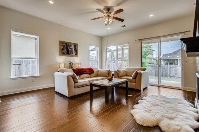 Foto del edificio - 5120 Rain Lily Dr