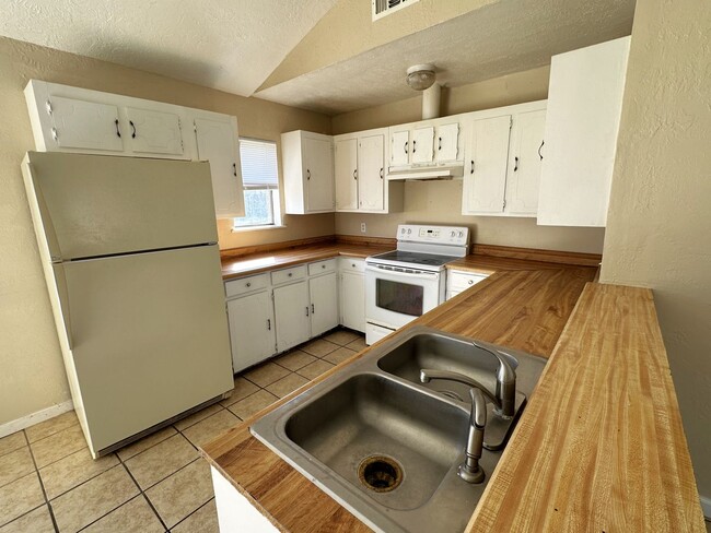 Foto del edificio - **Move-In Special: $400 off 1st mo **880 N...