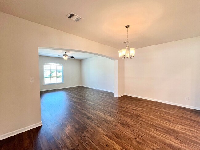 Foto del edificio - Spring semester lease ready!  Lovely 3-Bed...