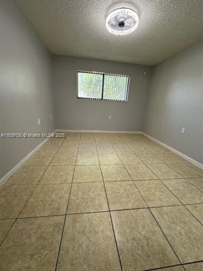Foto del edificio - 6935 NW 179th St