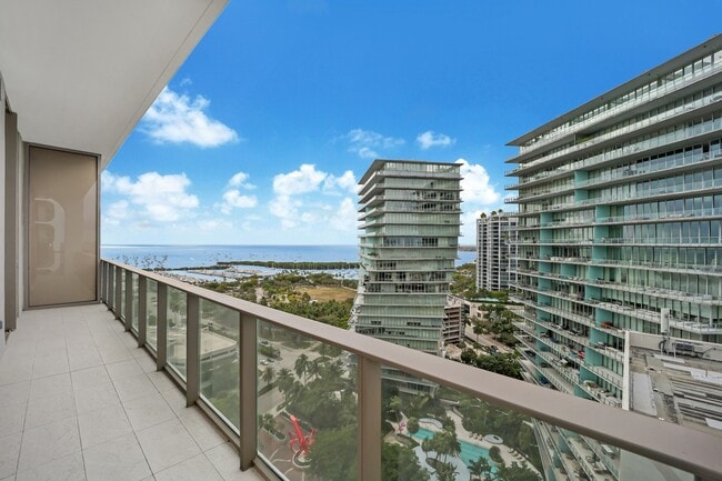 Building Photo - 2655 S Bayshore Dr