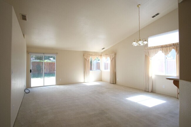 Foto del edificio - Charming Ceres Home with a spacious backyard!