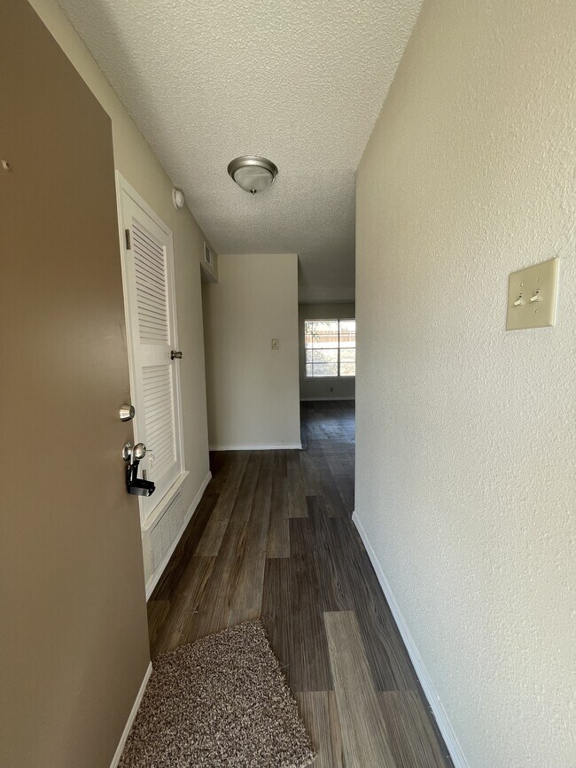 Foto del edificio - 3409 E Glen Dr