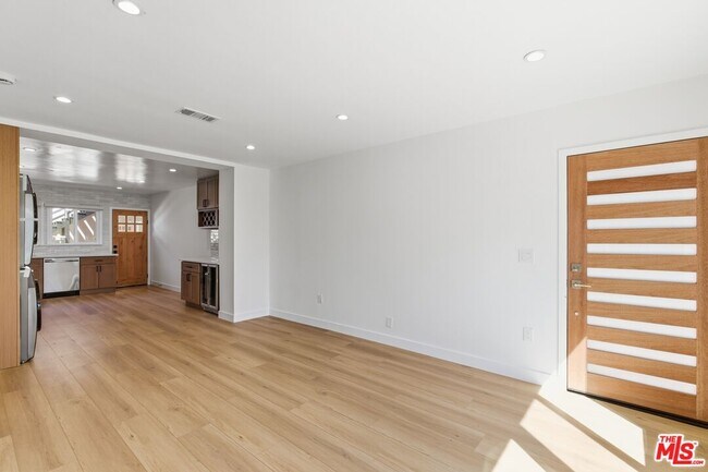 Foto del edificio - 11671 Chandler Blvd