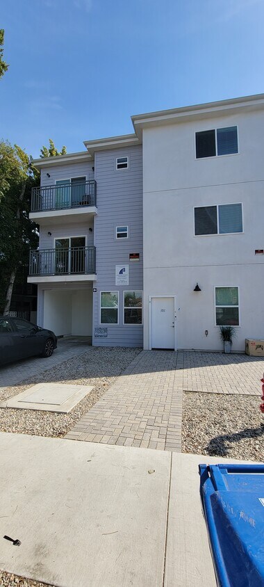 Primary Photo - 5632 Willowcrest Ave