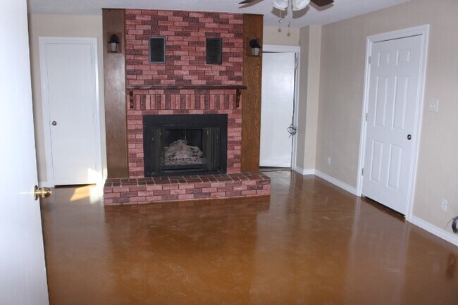 Building Photo - Nice three bedroom close to Hospital and C...