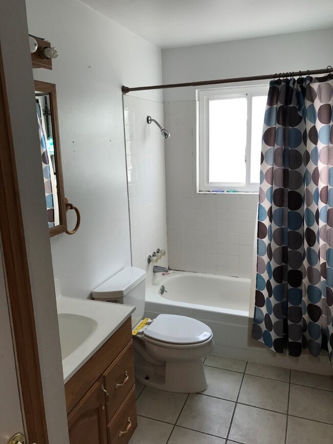 Building Photo - Charming 3BR/2BA with Massive Yard and Gar...