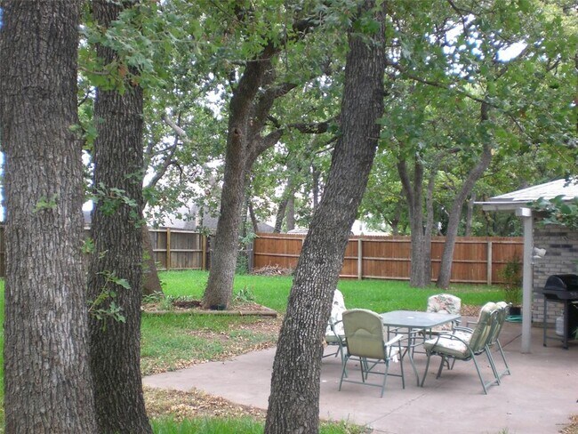 Building Photo - 2617 Tanglewood Dr