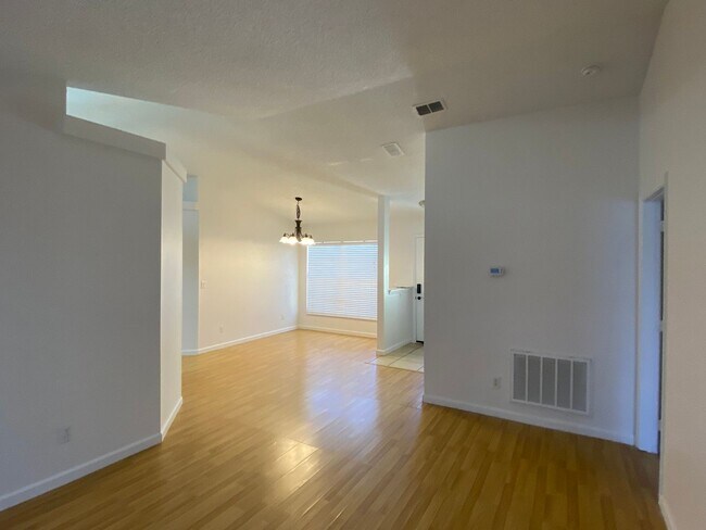 Foto del edificio - 15327 Lafite Ln
