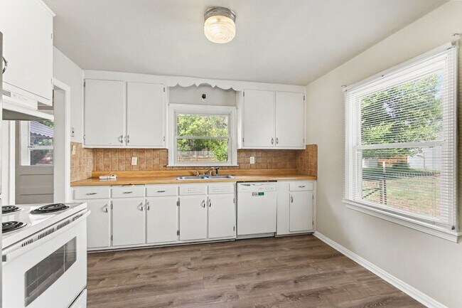 Foto del edificio - Great Home ready now Great Neighborhood!