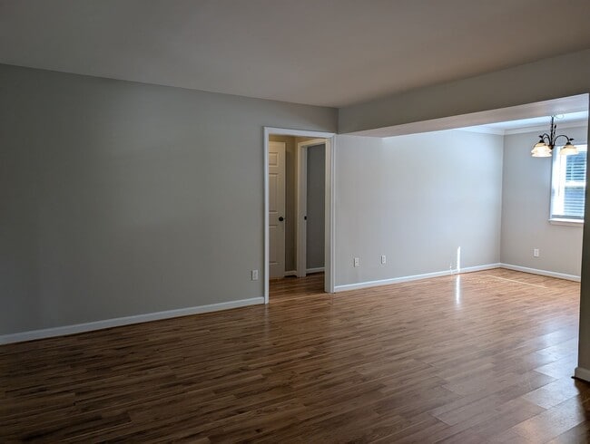 Foto del edificio - Cozy 2 story, 5 bedroom, 3.5 bathroom hous...