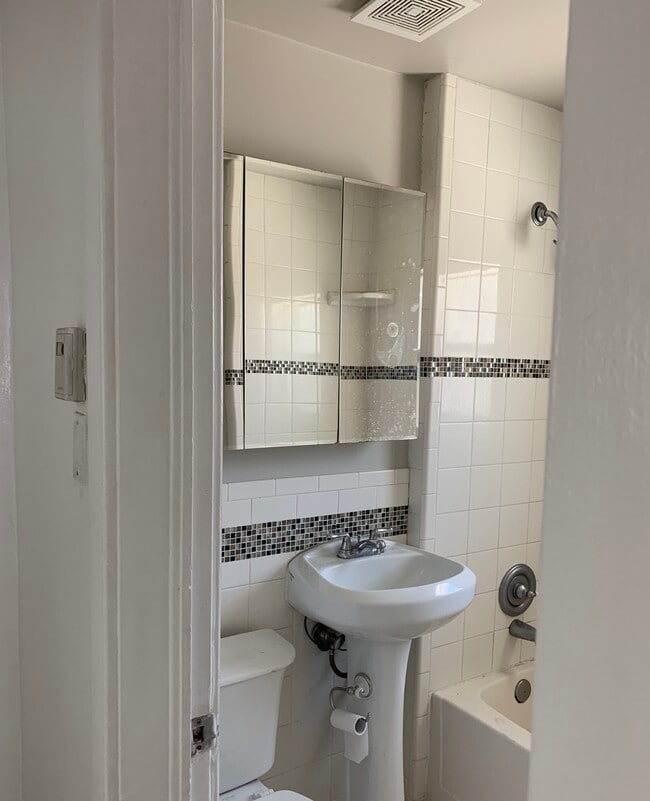 Cute bathroom. - 544 Wilmington Ave