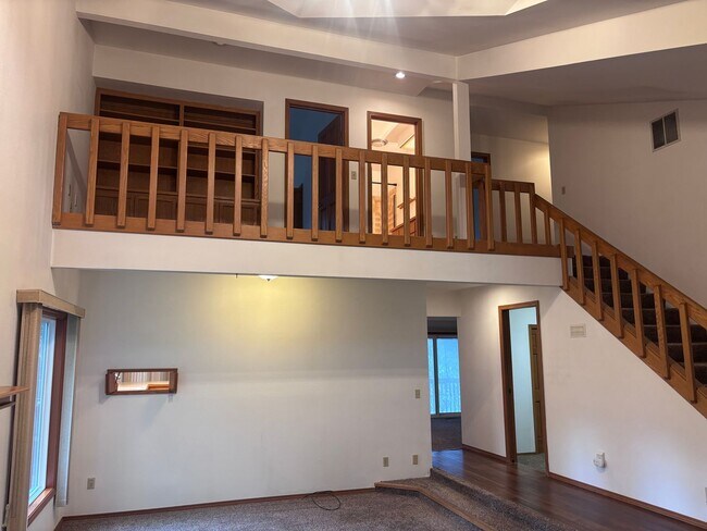 Building Photo - Wonderful Eagle River Home!