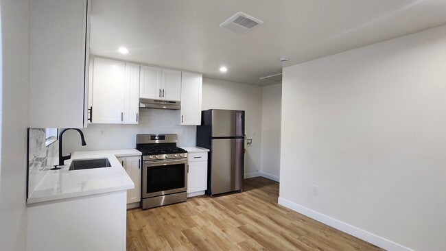 Building Photo - 208 E 84th St