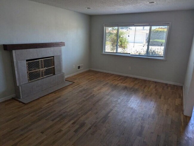 Foto del edificio - Three bedroom home In Marina Available 7/2...