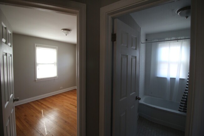 Building Photo - 2901 W Farragut Ave