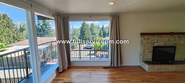 Foto del edificio - Exceptional 3 BD 2 BA home! Garage! Private Balcony!