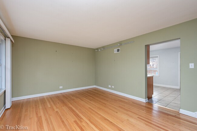 Building Photo - 1112 Southport Ave