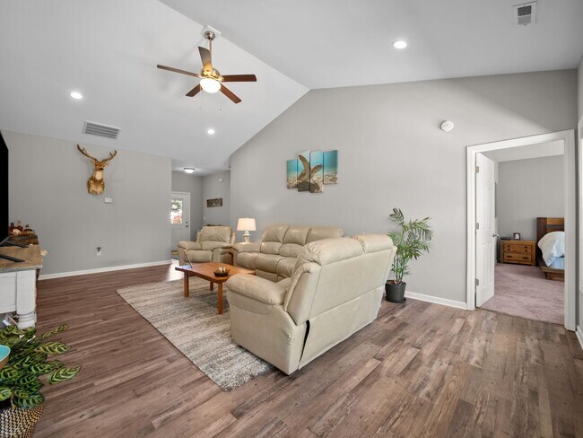 Foto del edificio - 512 Hazelwood Dr