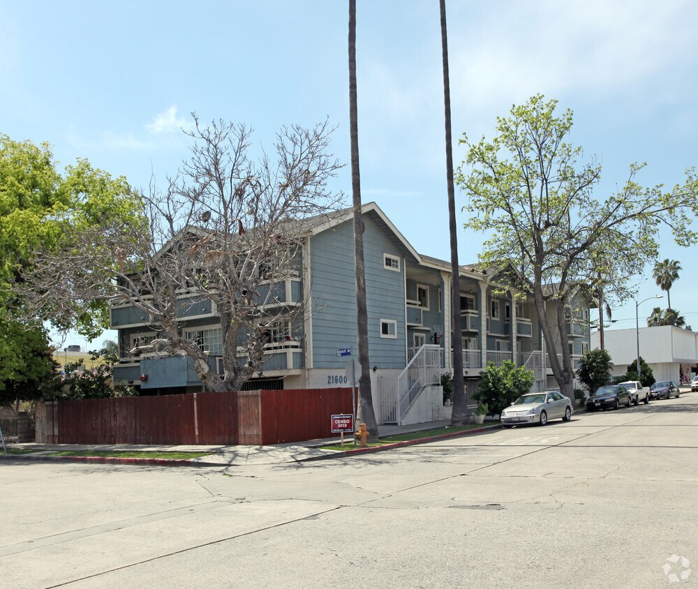 21600 Gault St, Canoga Park, CA 91303 Apartments in Canoga Park, CA